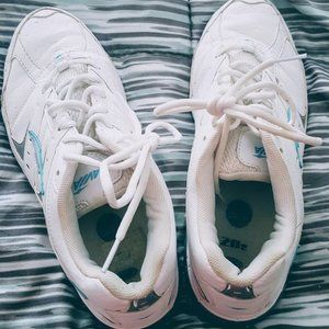 Ladies size 8 Tennis shoes